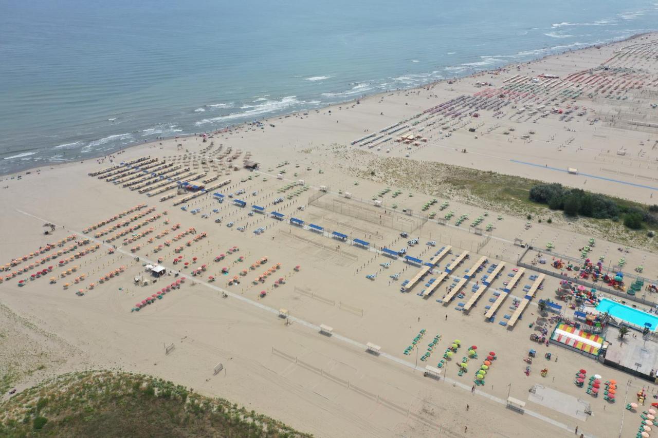 Sirena Apartments Llido Degli Estensi Bagian luar foto